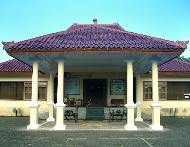 Tampak Depan Gedung Museum Cakraningrat