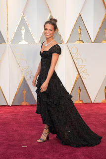 alicia vikander oscar kirmizi hali