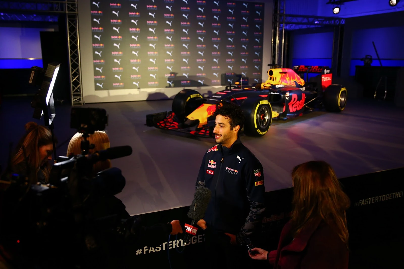 Đội đua Red Bull trình làng F1 Livery 2016 tại London