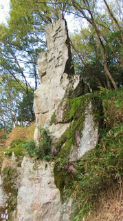 人文研究見聞録：天柱岩（吉備の中山） ［岡山県］