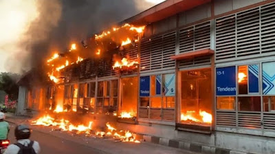 Halte Transjakarta Tendean Hangus di Lalap Si Jago Merah