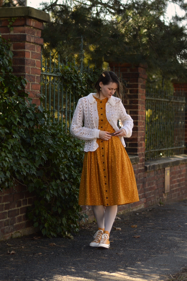 mustard yellow handmade vintage style dress Georgiana Quaint, český blog, retro šaty, yellow converse shoes