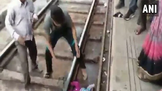 Σοκαριστικό: Τρένο πέρασε πάνω από κοριτσάκι ενός έτους! (βίντεο)