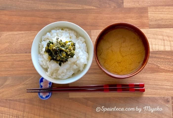 ごまのきいた大根の葉特製ふりかけがのった白米とお味噌汁を上から撮影