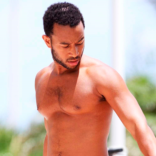 John Legend sem camisa