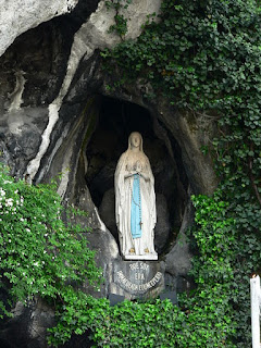 Foto de la Virgen de Lourdes en la gruta de la aparición