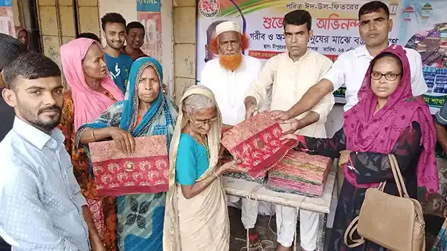 রৌমারীতে অসহায় পরিবারের মাঝে শাড়ী ও লুঙ্গি  বিতরণ