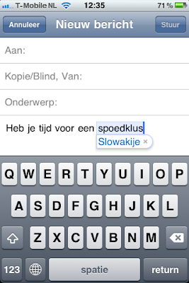 Suggestie van de spellingscontrole in Mail voor de iPhone om het woord 'spoedklus' te vervangen door 'Slowakije'