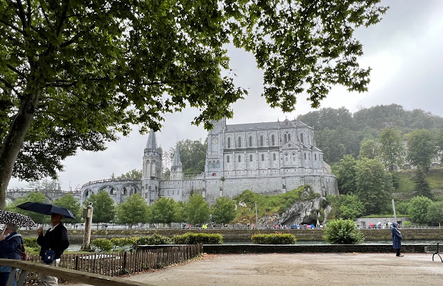 foto da lateral da basílica de Nossa Senhora