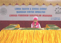 Peserta Lomba Tausyih sedang melantunkan tausyih