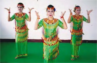 Tari Pagellu dari Sulawesi Selatan Merupakan bentuk penyajian tari kelompok