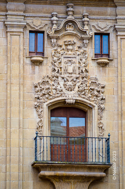 Logroño. Balcón en fachada edificio Museo de La Rioja