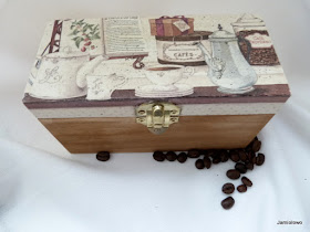 pudełko ozdobione serwetką z motywem kawy