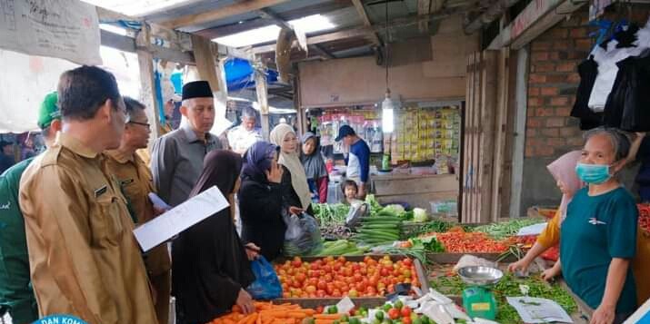 Sekda Tanjabba Tinjau Sejumlah Pasar di Kota Kuala Tungkal