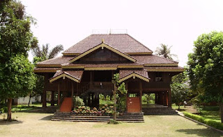 rumah-nuwo-sesat-lampung-traditional-house