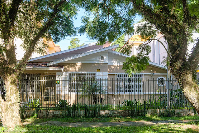 Uma casa com capelinha na Rua Fernando de Barros