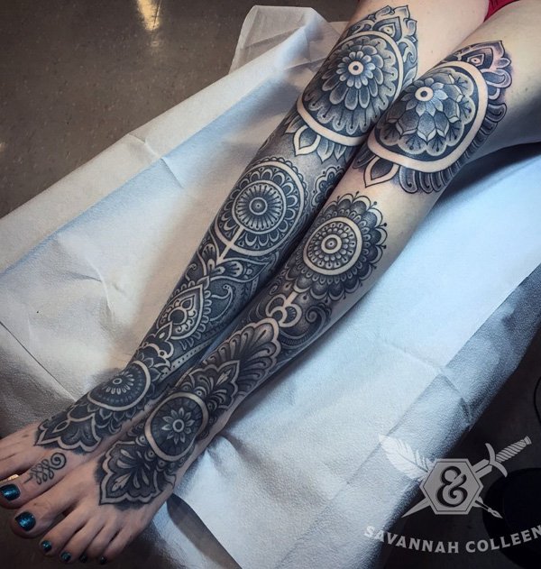 Outra variação de uma mandala tatuagem, mas este cobre toda a frente do lado dos bezerros e se estende um pouco os joelhos e as coxas. Ele definitivamente poderia trabalhar como parte de sua roupa.