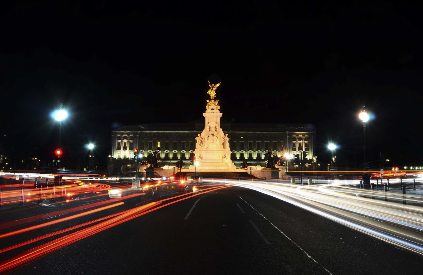 Buckingham Palace night view