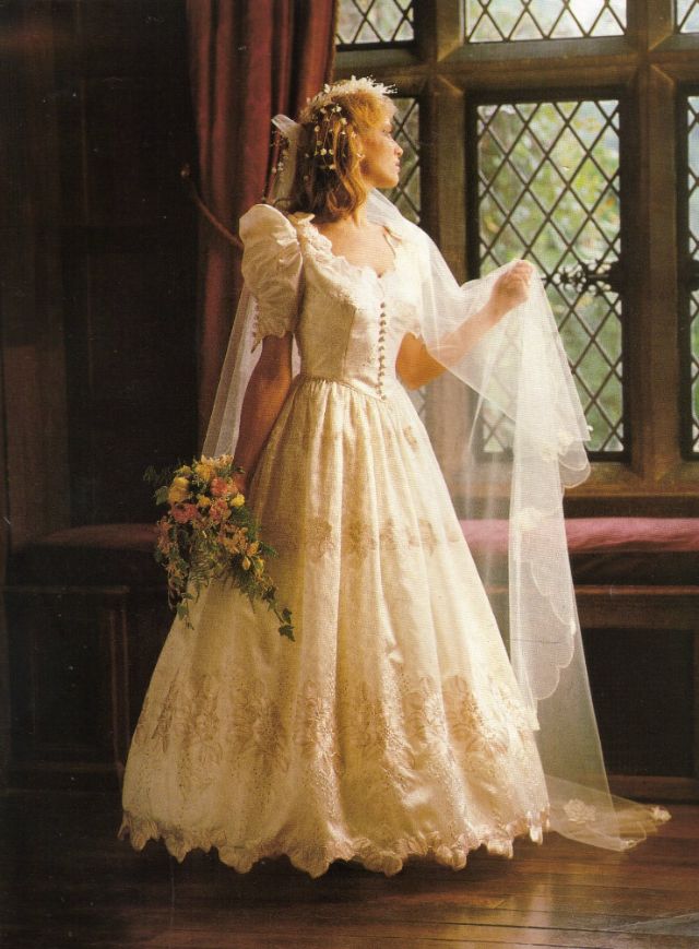 MOMSPatterns Vintage Sewing Patterns - McCall's 2343 Vintage 80's Sewing  Pattern Designer Priscilla Basque Waist Classic Wedding Gown, Long Bridal  Dress with Attached Slip, Train Size 6-10