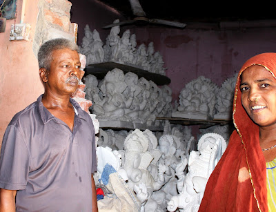 Dhulabhai and Ratanben with the statues they create