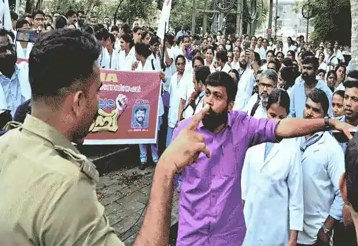 Malayalam-News, Kerala, Kerala-News, Politics, Kannur, Police Booked, M Vijin, Protest, Collectorate, Case, Protest inside Kannur Collectorate premises: Case against 100 nurses.