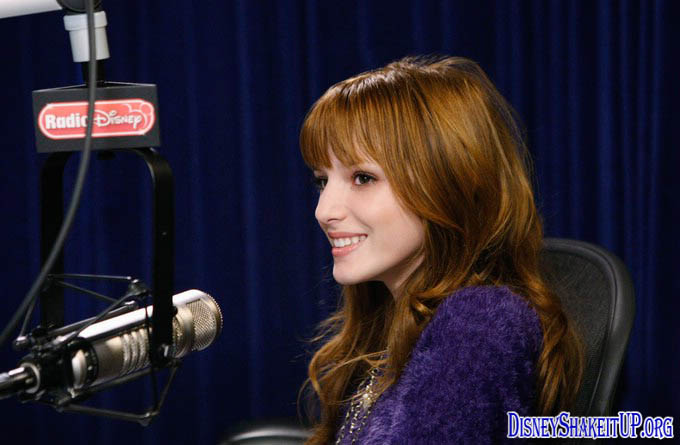 Bella Thorne Zendaya Coleman On Radio Disney 14 srpna 2011 v 1046