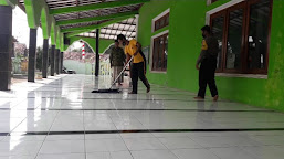 Kapolsek Krangkeng Bersama Anggota Melaksanakan Jumsih Bersih-bersih Masjid
