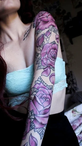 chicas con tatuajes de rosas de diferentes colores