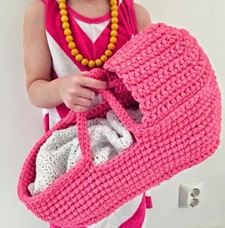 http://translate.google.es/translate?hl=es&sl=en&tl=es&u=http%3A%2F%2Fpaapoputiikki.blogspot.fi%2F2015%2F02%2Fcrochet-gorgeous-doll-carry-basket.html