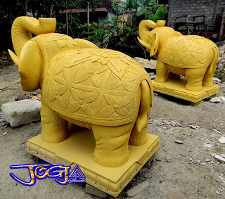 patung gajah ukuran besar yang di buat dari batu alam paras jogja (batu putih), batu asal Gunungkidul, Yogyakarta.