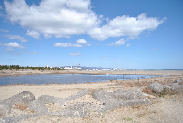 常陸那珂火力発電所の煙突を背にして見る村松海岸