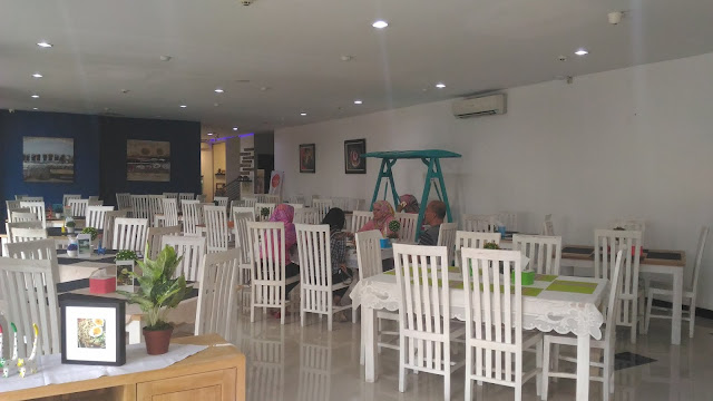 Laut Jawa, Restoran Laut Jawa, Resto Laut Jawa, Laut Jawa Resto, Laut Jawa Restoran, Laut, Jawa, Logo Laut Jawa, Logo Restoran Laut Jawa, Pintu depan Restoran Laut Jawa, Pintu Laut Jawa, Halaman Restoran Laut Jawa, Suasana Restoran Laut Jawa