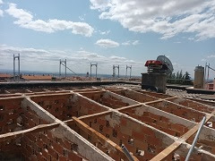 foto tejado comunidad vecinos Madrid con la uralita quitada