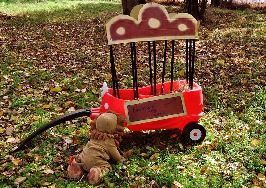 Toddler Lion Costume and Circus Cart- Transform the Little Tikes® Cozy Coupe® Wagon for Fall festivities! (ad)