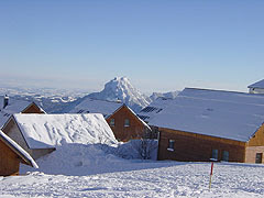 Skihütte Feuerkogel Österreich mit Schnee und Sonnenschein