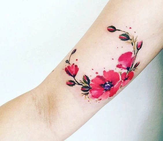 Exquisito tatuaje de flores en el antebrazo