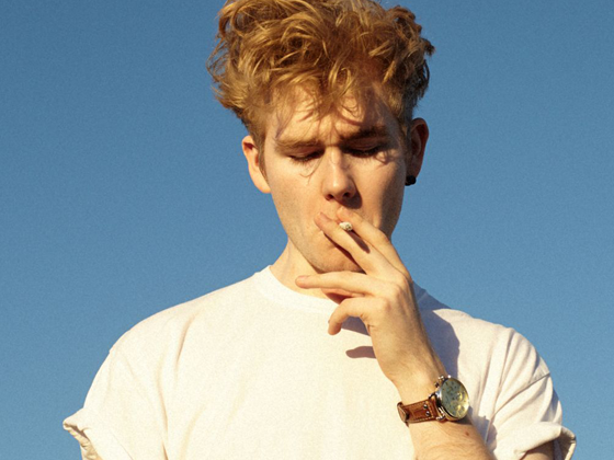 Mura Masa explora as experiências precoces de jovens britânicos no clipe de ‘Love$ick’ 