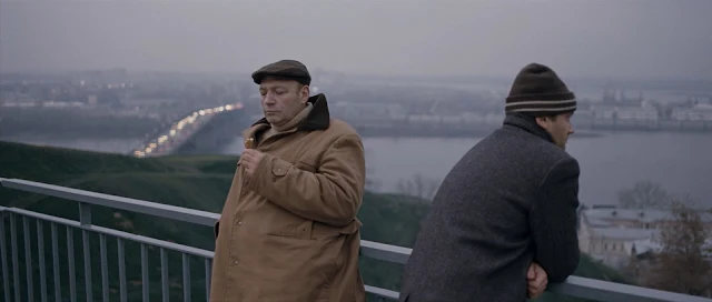 Двое мужчин на пешеходном мосту