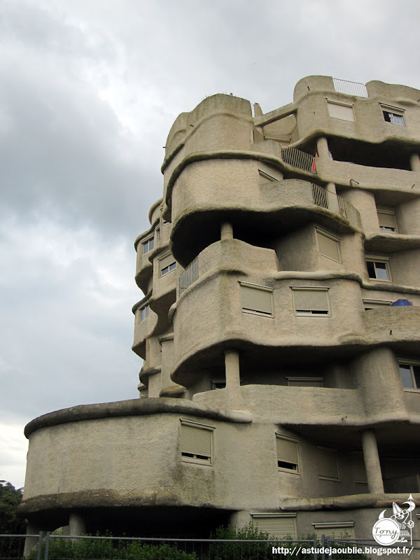 Angers - Pasteur-Monplaisir - Résidence Kalouguine, ensemble de neuf immeubles.  Architecte: Vladimir Kalouguine  Architectes assistants: Jean-Noel Touche, Marie Hélène Gompel, Jack Vanarsky et C. Vanarsky.  Projet / Construction: 1971 - 1975