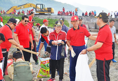 Gubernur Koster Ingin Gerakan Resik Sampah Plastik Diatur Awig-Awig