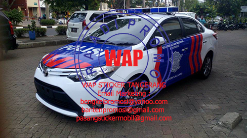 Pasang Sticker Mobil  Patroli Polisi 
