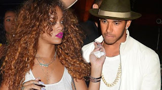 Rihanna and Lewis Hemilton Mesra Shown with colored shirt