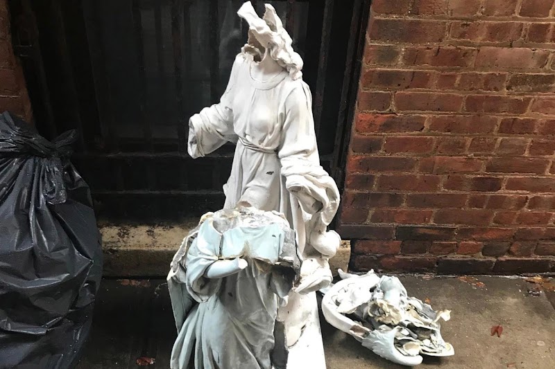 Persiguen perturbado  que se orinó y agredió  estatuas en iglesia católica de Brooklyn 
