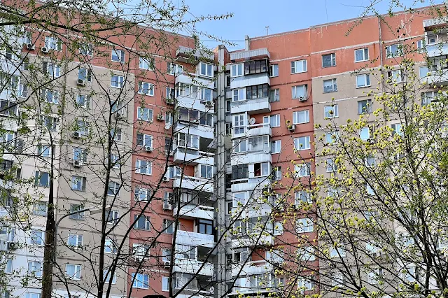 Осенний бульвар, дворы, жилой дом 1985 года постройки