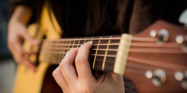 Kesalahan yang Sering Pemula Lakukan dalam Bermain Gitar