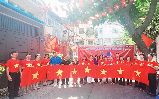 Lãnh đạo quận, Phường 6, đoàn viên hội viên chụp ảnh  lưu niệm tại công trình “Đường cờ Tổ quốc”. (Ảnh: B. Linh)