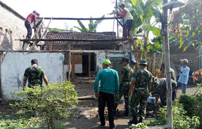 Program Prajurit TNI Peduli Masyarakat, Bantu Rehab Rumah Warga yang Rusak Berat - Commando