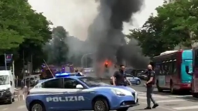 Incendio in via Portuense, autobus Atac avvolto dalle fiamme: nube nera invade il quartiere