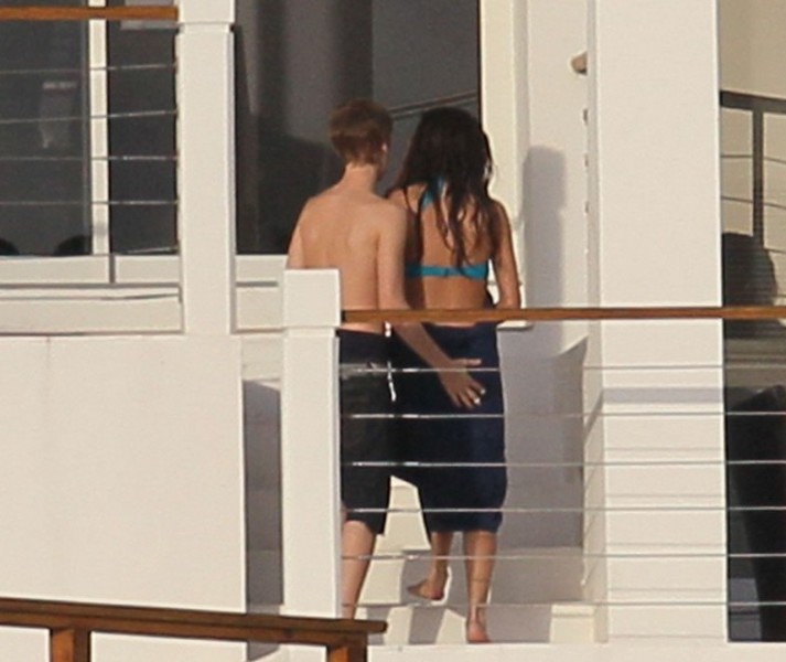 selena gomez and justin bieber kissing underwater. selena gomez and justin bieber