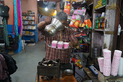 Sarapan chai dan kue di pagi buta di terminal bus Jaipur